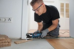 Bosch Professional Multitool GOP 40-30, Handwerker sägt Türrahmen ab